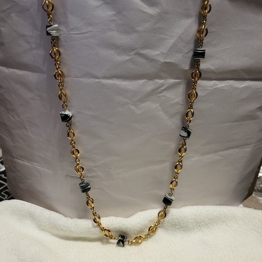 GOLD TONE AND GLASS BEAD NECKLACE